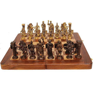 Jeu d'échecs en métal de conception royale avec des pièces d'échecs ornementales pour jeu de société décoratif sur table - Product Image 2