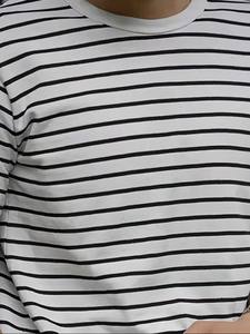 เสื้อยืดคอกลมแขนสั้นผู้ชายลายทางขาวดำคลาสสิก ดีไซน์มินิมอลทันสมัย ผลิตจากโพลีเอสเตอร์/คอตตอน แห้งเร็ว - Product Image 4