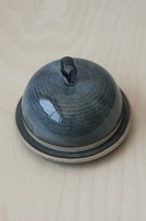 Pot à beurre en forme de dôme artisanal avec finition glacée lisse, plat de service compact, élégant pour la présentation de la vaisselle et le rangement du beurre dans la cuisine