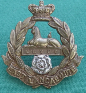 La insignia de gorra del 5º Regimiento Militar Real de Lancashire QVC, pre-1902, genuina del Reino Unido. - Product Image 1