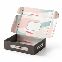 Boîte d'expédition artisanale haut de gamme personnalisée en carton ondulé noir mat avec motifs abstraits colorés imprimés pour cadeaux et abonnements