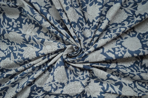 Tela 100% algodón índigo con estampado floral de enredaderas, impresa a mano con técnica de bloque. |   Tela Botánica Azul Mughal de Jaipur al por Mayor - Product Image 4