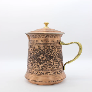 Carafe à eau en cuivre texturé, fabriquée en Inde, avec motif nid d'abeille et poignées ondulées, disponible à prix de gros. - Product Image 2