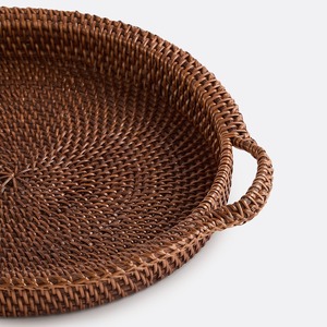 Plateau de service rond en rotin tressé à la main, brun foncé, durable, avec poignées, pour restaurant, vente en gros, fournisseur éco-responsable - Product Image 3