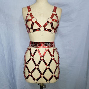 Ensemble 2 pièces sexy en PVC métallisé rouge : soutien-gorge cage et jupe-harnais ajourée avec anneaux en O - Product Image 6