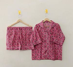 Conjunto de Pijama Elegante de Algodón Estampado a Mano, Ropa de Dormir Floral Rosa, Camisa con Cuello de Solapa y Botones, Mangas Cortas, Pantalones Cortos de Secado Rápido - Product Image 1