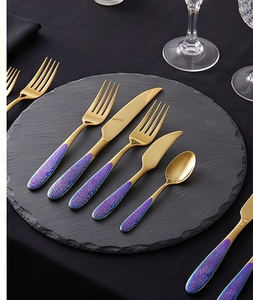Ensemble de couverts plaqués or avec manches irisées violettes, compatibles lave-vaisselle, design glamour pour la table de mariage - Product Image 5