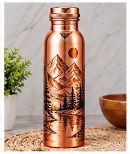Bouteille d'eau artisanale en cuivre, or rose, motif ondulé moderne gravé, bouchon à vis, vaisselle en métal - Product Image 6