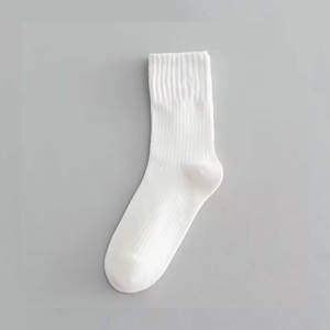 Chaussettes personnalisées pour adolescents, logo du fabricant imprimé, vente en gros pour les marques jeunes. - Product Image 1
