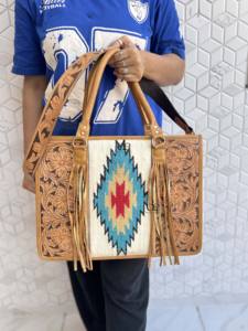 Sac fourre-tout en cuir sculpté à la main avec franges, élégant sac à main en cuir jacquard, sacs en cuir multi-usages pour femmes - Product Image 4