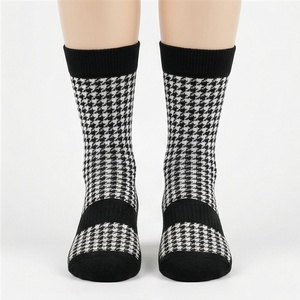 Chaussettes pour hommes, motif pied-de-poule, tricotées, respirantes, pour un usage quotidien en automne, style classique - Product Image 1