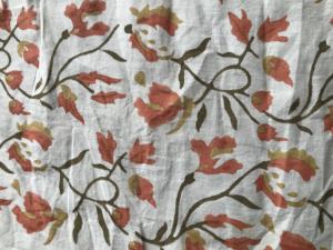 Tela 100% Algodón Estampada a Mano con Diseño Floral de Coral sobre Base Blanca |   Venta al por Mayor en Jaipur - Product Image 3