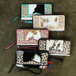Cartera de Cuero Genuino de Vaca, Estilo Clutch, con Diseño Floral Grabado a Mano, Monedero de Muñeca Estilo Western, Organizador de Monedas, Tarjetas y Teléfono Hecho a Mano - Product Image 1