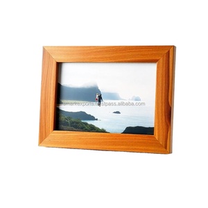 Cadre photo en bois d'acacia fait à la main, écologique, design personnalisable, cadre de table décoratif de style rustique pour photos de famille - Product Image 1