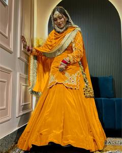 Robe de mariée traditionnelle indienne et pakistanaise pour femme, en soie moutarde brodée, longueur ras du sol, avec bordure dorée, coupe ample - Product Image 2