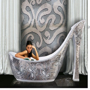 Bañera de latón con textura intrincada y barandillas laterales y patas de metal oscuro, disponible a precios de mayorista. - Product Image 3