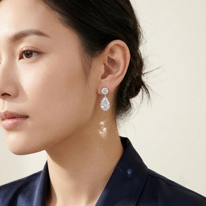 Boucles d'oreilles pendantes en or blanc 18 carats avec diamants de laboratoire taille poire 2,00 CT, certifiés IGI, bijoux de mariage classiques pour femme, clarté F VVS2 - Product Image 3