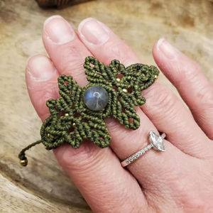 Pulsera de Macramé Hecha a Mano con Piedra de Labradorita, Joyería Curativa Ajustable Estilo Boho - Product Image 1