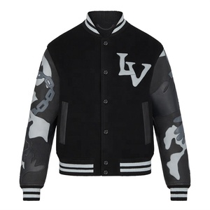 Blouson universitaire noir pour homme, motif uni, manches camouflage, style streetwear personnalisé, col montant, 100 % laine, finition soignée - Product Image 1