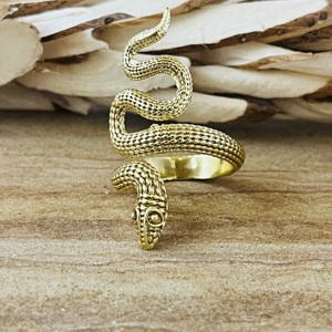 Nouveauté 2026, Meilleure vente : Bague serpent gothique en laiton pour femme, plaquée or 18 carats, motif animal enroulé texturé, style punk, vente en gros - Product Image 5