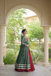 Lehenga Choli Rojo con Chaqueta Bordada en Verde, Vestido de Novia de Algodón Largo Hasta el Suelo para Mujer, Estilo India Pakistán - Product Image 3