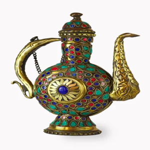 Vase surahi en laiton poli et gravé, accompagné d'un gobelet en laiton orné assorti. Disponible au prix de gros. - Product Image 2