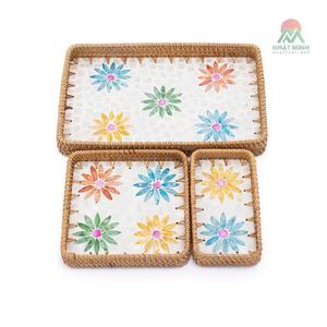 Plateau rectangulaire en rotin tressé à la main Nhat Minh avec incrustation de coquillages et motif floral pour la table - Product Image 3