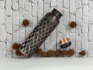 Botella de Agua de Cobre de 900 ml, Diseño Hexagonal, Tapa de Rosca, Libre de BPA, Aislamiento Térmico, Uso en Exteriores - Product Image 6
