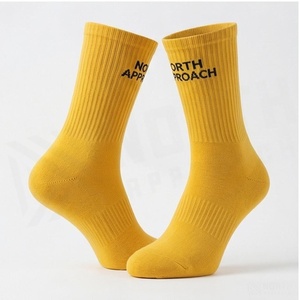 Calcetines North Approach con Patrón de Letras Amarillas, Transpirables y Casuales para Adultos - Product Image 3
