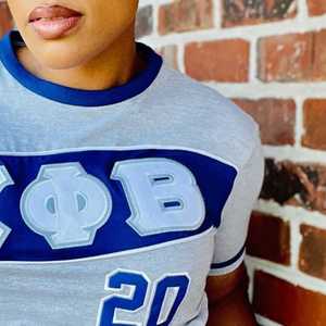 เสื้อยืดเซต้า ฟิ เบต้าสีเทาพรีเมี่ยม ปักตัวอักษรกรีกสีน้ำเงิน เสื้อยืดผู้หญิงทรงสปอร์ตสวมใส่สบาย - Product Image 4