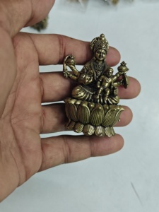 Idole de la déesse Lakshmi en laiton fait main avec enfant sur lotus, statue hindoue miniature pour autel domestique - Product Image 1