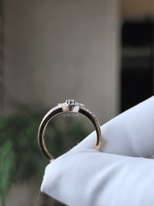 Bague Feuille Vintage d'Inspiration Naturelle avec Diamant de Laboratoire Taille Marquise 0,35 Carat, Sertie Pavé en Or et Griffes Torsadées, Bijou Fin Délicat pour Femme - Product Image 3