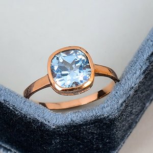 แหวนท็อปาซสีน้ำเงินทรงเบเซลชุบทองคำชมพู เงินแท้ 925 สำหรับผู้หญิง - Product Image 1