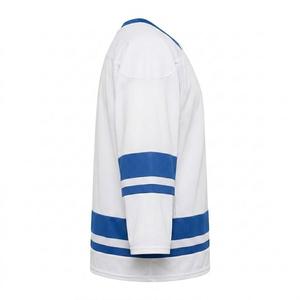 Maillot de football personnalisé en gros, rayures bleues et blanches classiques, short anti-bactérien, entièrement sublimé, imprimé par transfert thermique - Product Image 4
