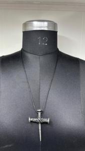 Pendentif croix forgé à la main, au caractère artisanal rustique, idéal pour la fabrication de bijoux, les artisanat religieux, les cadeaux et les créations faites à la main. - Product Image 5