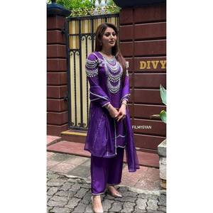 Ensemble de costume XL de créateur avec séquence de fils et travail de rivets Moti - Product Image 3