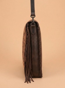 Sac à bandoulière de voyage léger en cuir véritable style bohème avec imprimé vachette et franges à pompons, fermeture à rabat à sangle unique - Product Image 2