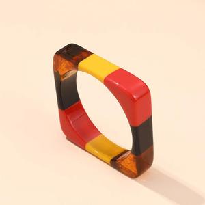 Brazalete Clásico de Resina Negra Hecho a Mano con Acabado Brillante para Mujer, Joyería Elegante y Moderna, Accesorio de Muñeca - Product Image 2