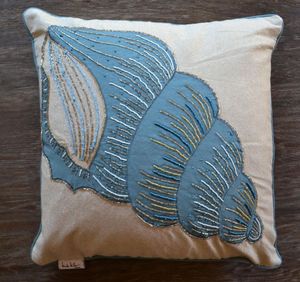 Housse de coussin artisanale en perles et coquillages, en velours, taie d'oreiller décorative, accessoire de décoration côtière fait main - Product Image 1