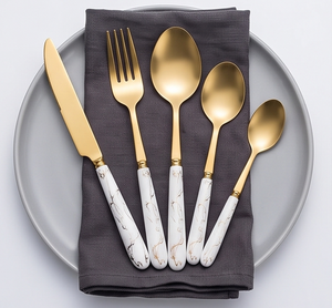 Ensemble de couverts élégants en or avec manches en céramique blanche, finition mate, passe au lave-vaisselle, vaisselle de mariage, ensemble de couverts - Product Image 6