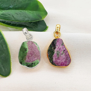 Colgante de Zoisita Rubí Natural con Engaste, Hecho a Mano, Piedra de Nacimiento, Chapado en Oro, Amuleto de Cristal Curativo, 10-12mm - Product Image 1