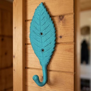 Aqua Leaf - Crochet mural en fonte, design rustique, motif végétal, patère simple en métal pour rangement de vêtements - Product Image 3