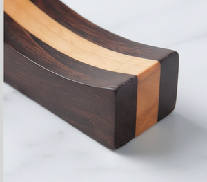 Reposacucharas de madera bicolor, curvo, de madera oscura y clara, con forma cóncava, para usar en la mesa de la cocina. - Product Image 2