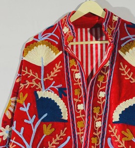 Veste en velours rouge brodée de fleurs, col châle, manches lanternes, broderie à la main, manteau pour femme, vêtement d'automne, motif floral magnifique - Product Image 4