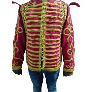 Este es un uniforme estilo husar napoleónico rojo con trenzado dorado. - Product Image 1
