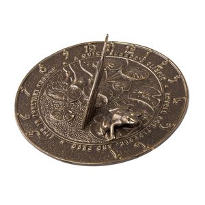 Cadran solaire Claddagh en métal de luxe pour la décoration de jardin et accessoire élégant pour la décoration extérieure de la maison - Product Image 1