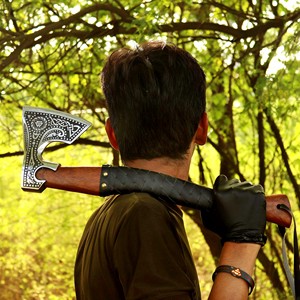 Hacha Tomahawk de Acero Forjado a Mano con Mango de Madera y Envoltura de Cuero, Herramienta Táctica de Supervivencia, Hacha para Camping, Garantía de 3 Años - Product Image 2