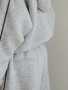 Ensemble de survêtement deux pièces pour femme, personnalisé, hiver, en polaire oversize, avec sweat à capuche zippé uni et pantalon de jogging, respirant, passepoil noir, coupe décontractée - Product Image 5