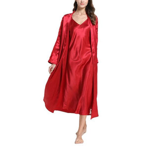 Ensemble de Nuit et de Détente Ultra Doux et Confortable en Soie Satinée Thermique pour Femme avec Col en V, Cordon de Serrage et Logo sur le Devant – Lisse et Luxueux - Product Image 1