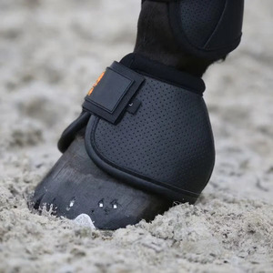Protège-jambes en maille noire pour chevaux avec fermeture auto-agrippante - Product Image 1
